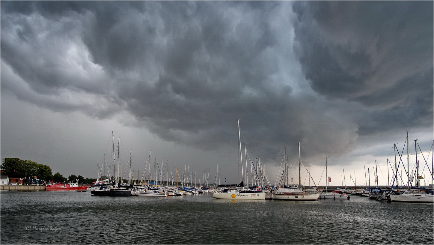 Regenwolken über dem Strelasund...