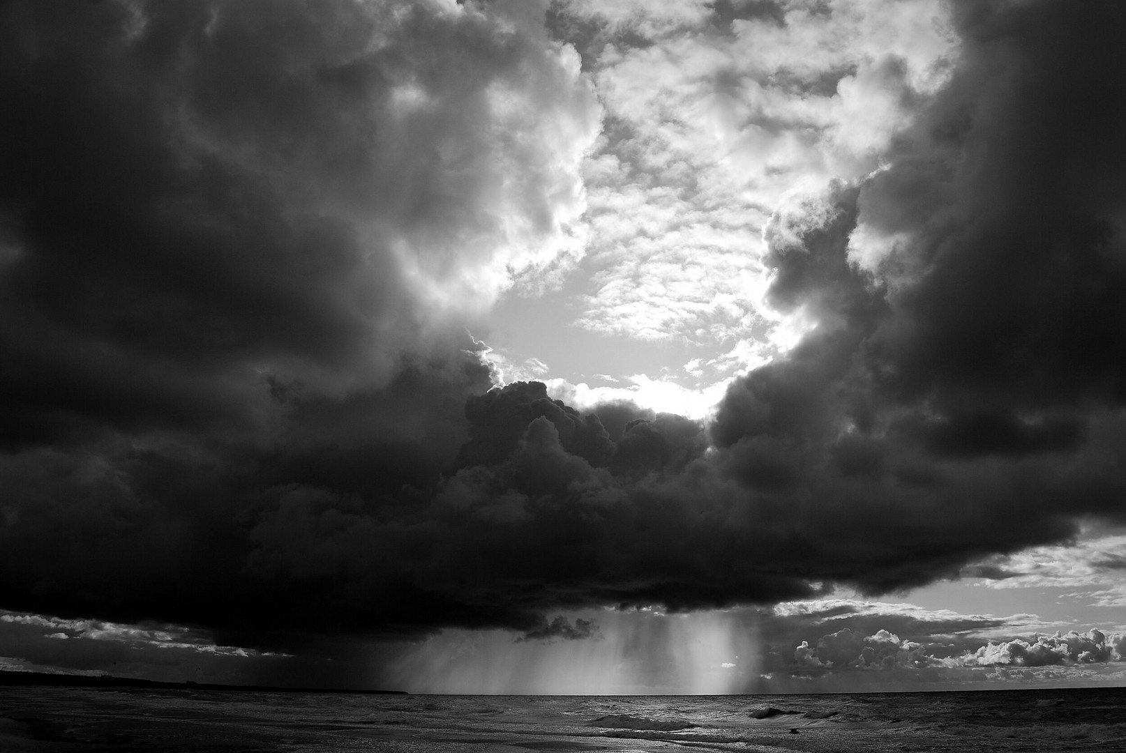 Regenwolken über der Ostsee