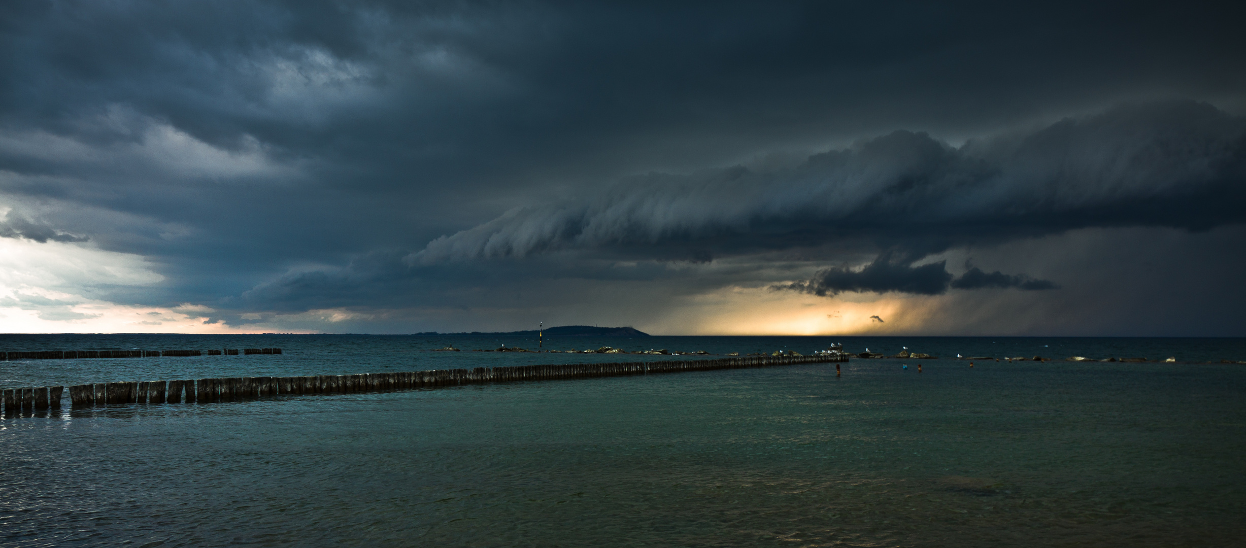 Regenwolken über der Ostsee