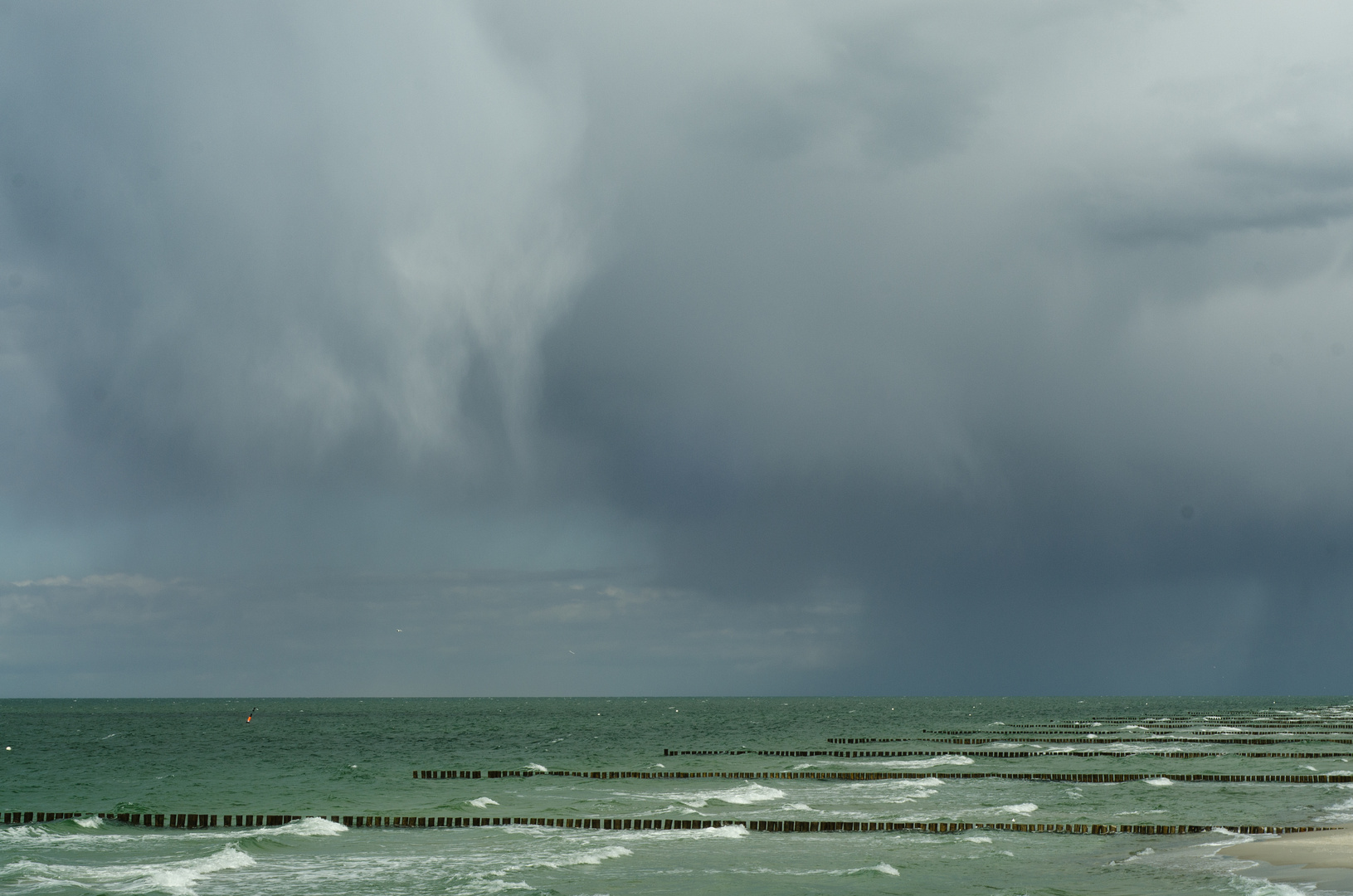 Regenwolken über der Ostsee