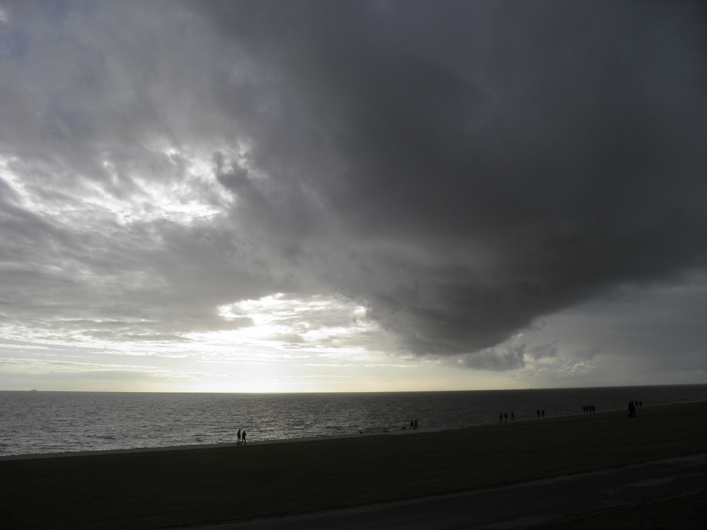 Regenwolken über Land und Watt