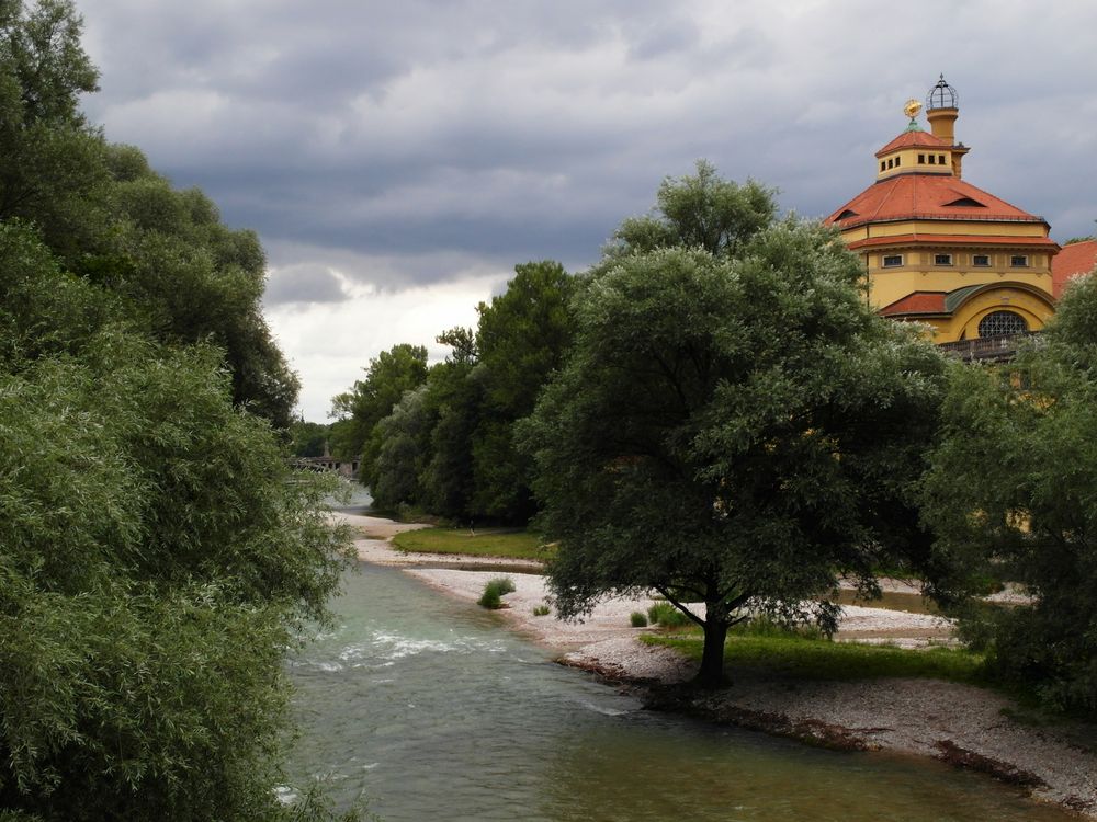 Regenwolken über München. Blick auf die Isar und das Müller´sche Volksbad