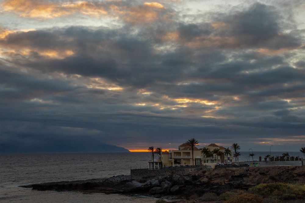 Regenwolken über Playa Paraiso, Teneriffa