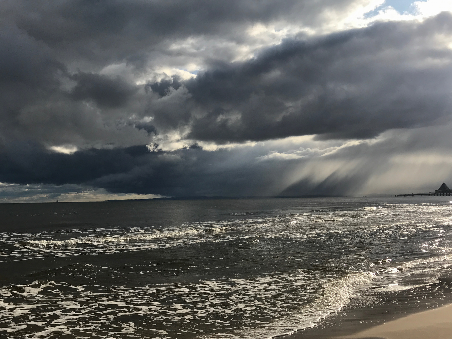 Regenwolken und Meer