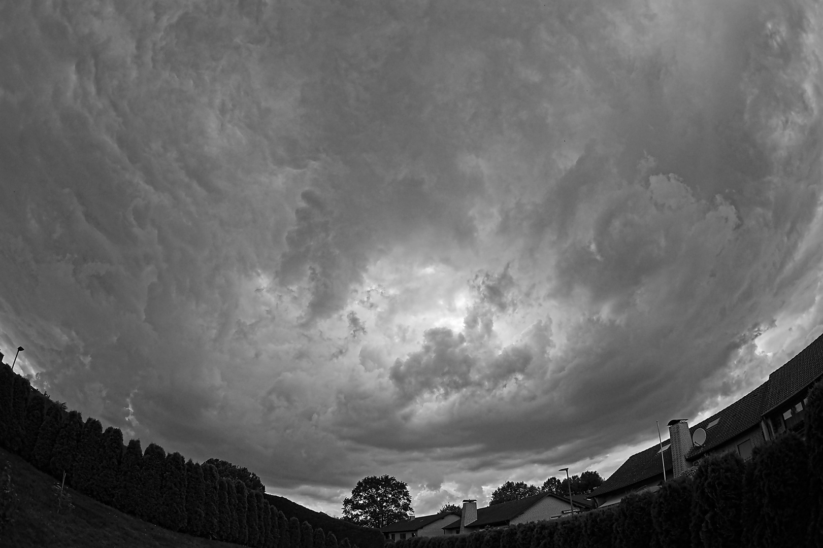 Regenwolken vor einem Wolkenbruch, Blick Richtung Westen