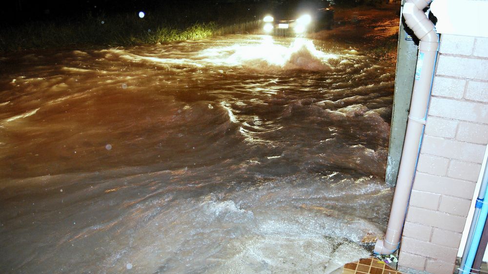 REGENZEIT -- Nachts vor meinem Haustor