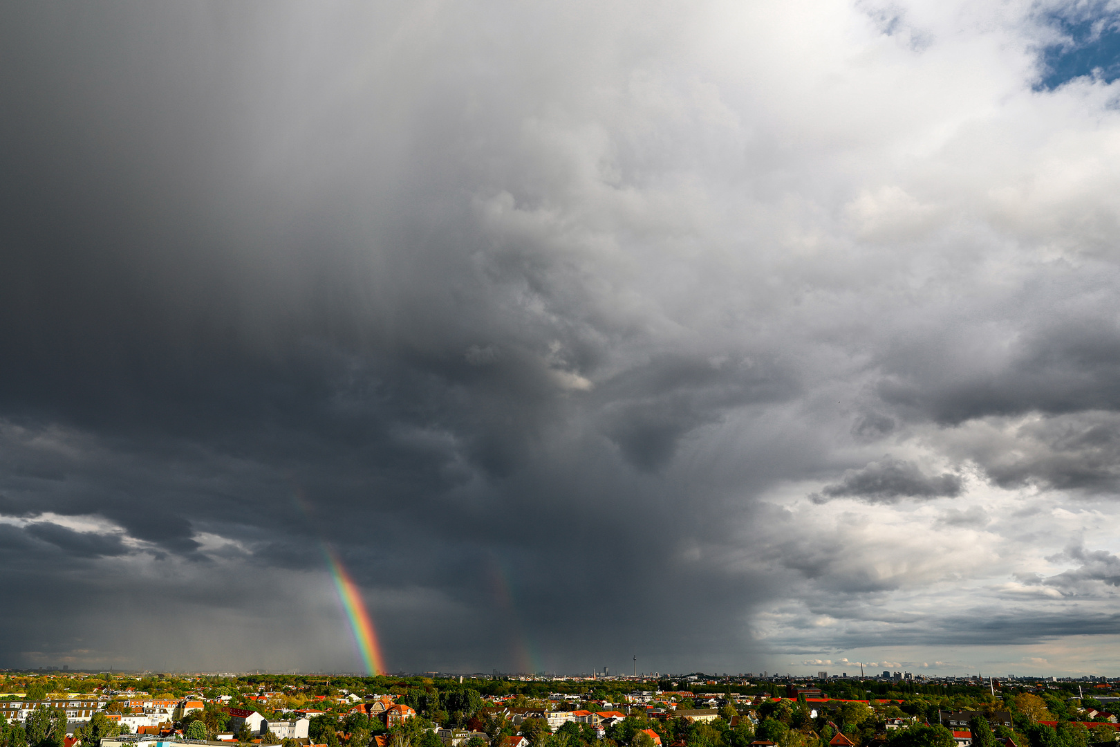 Regenzelle mit Regenbogen