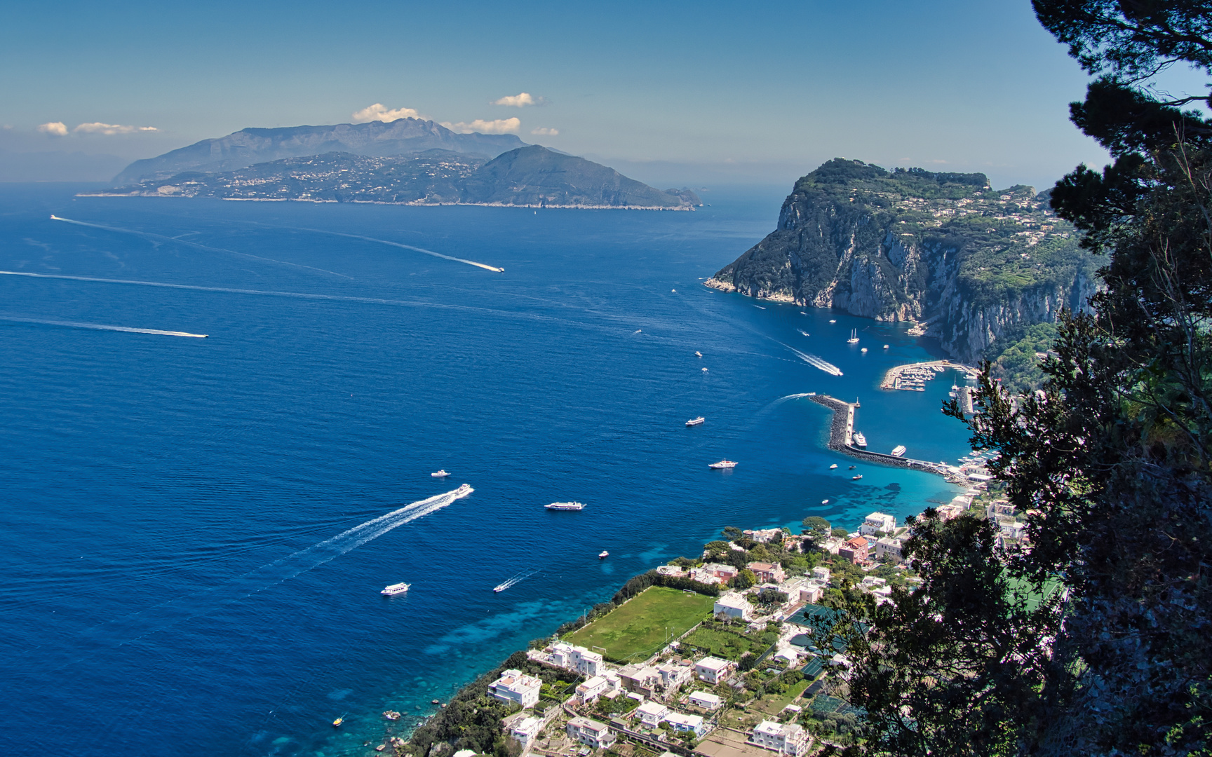 Reger Bootsverkehr vor Capri