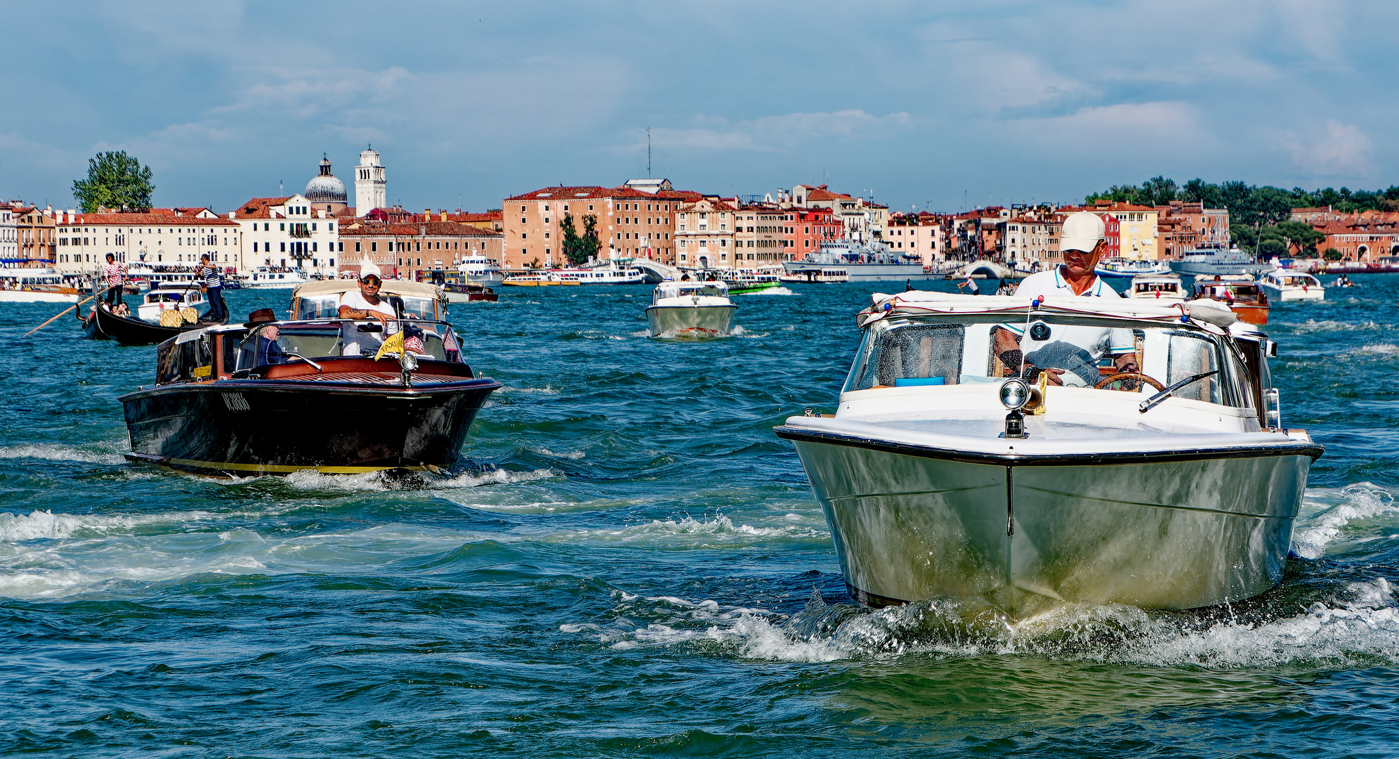 Reger Bootsverkehr vor Venedig