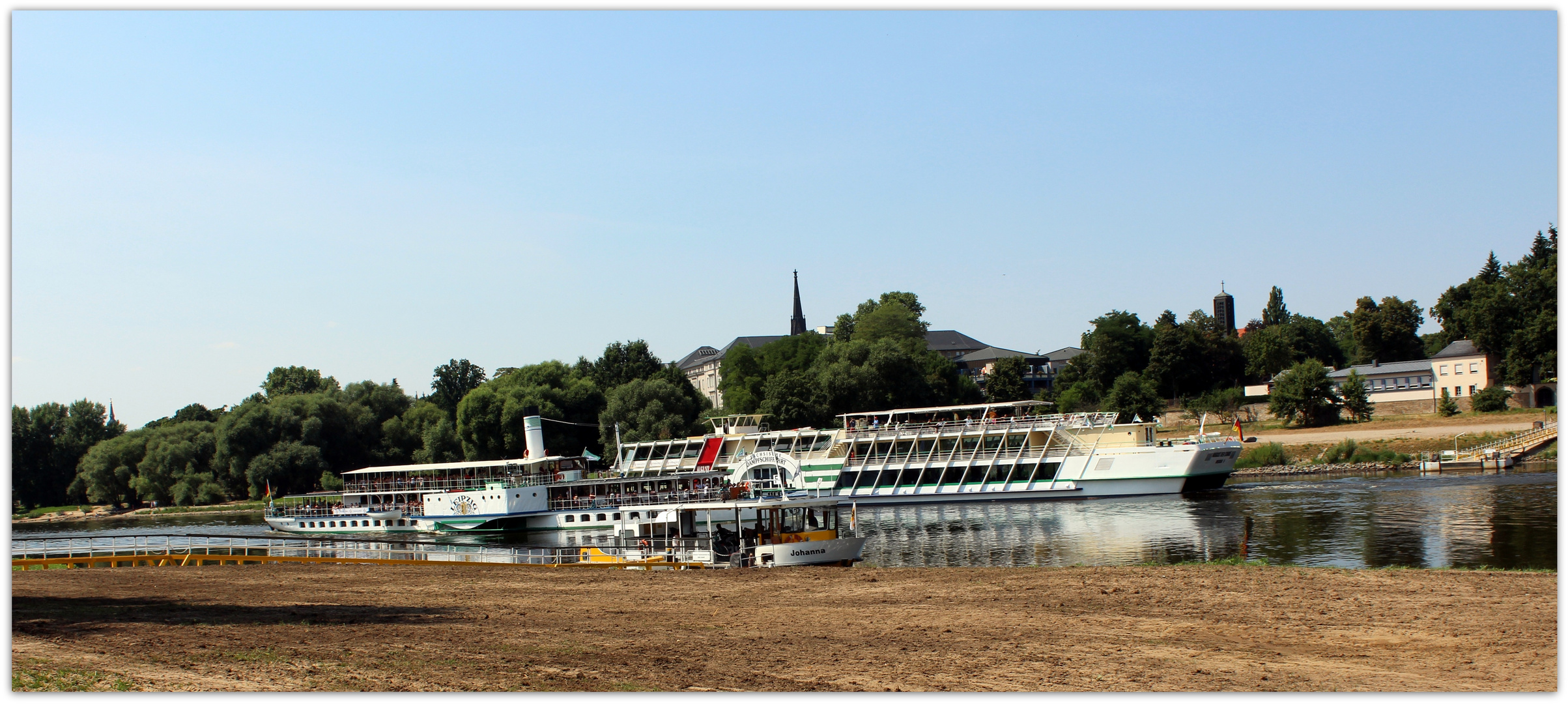 Reger Fahrbetrieb auf der Elbe