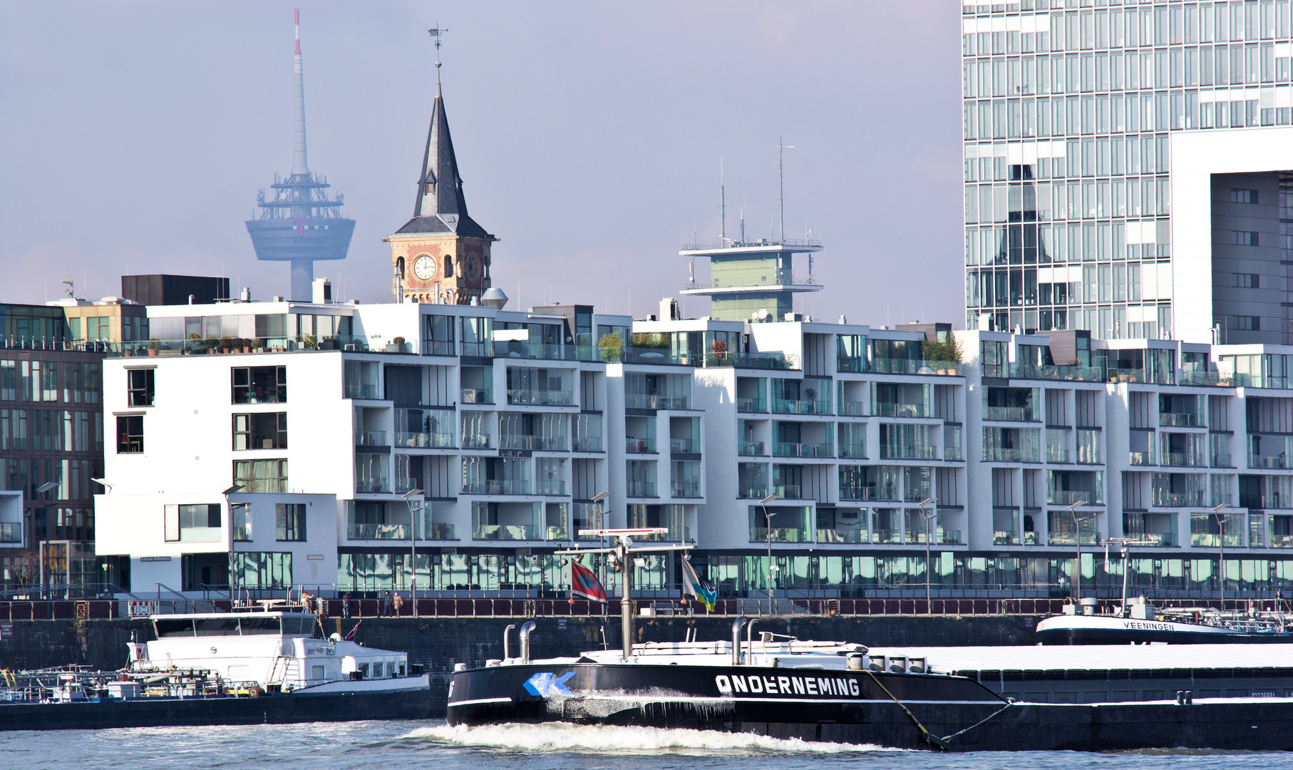 reger Schiffsverkehr bei -7 Grad auf dem Rhein - Köln lebt :-)