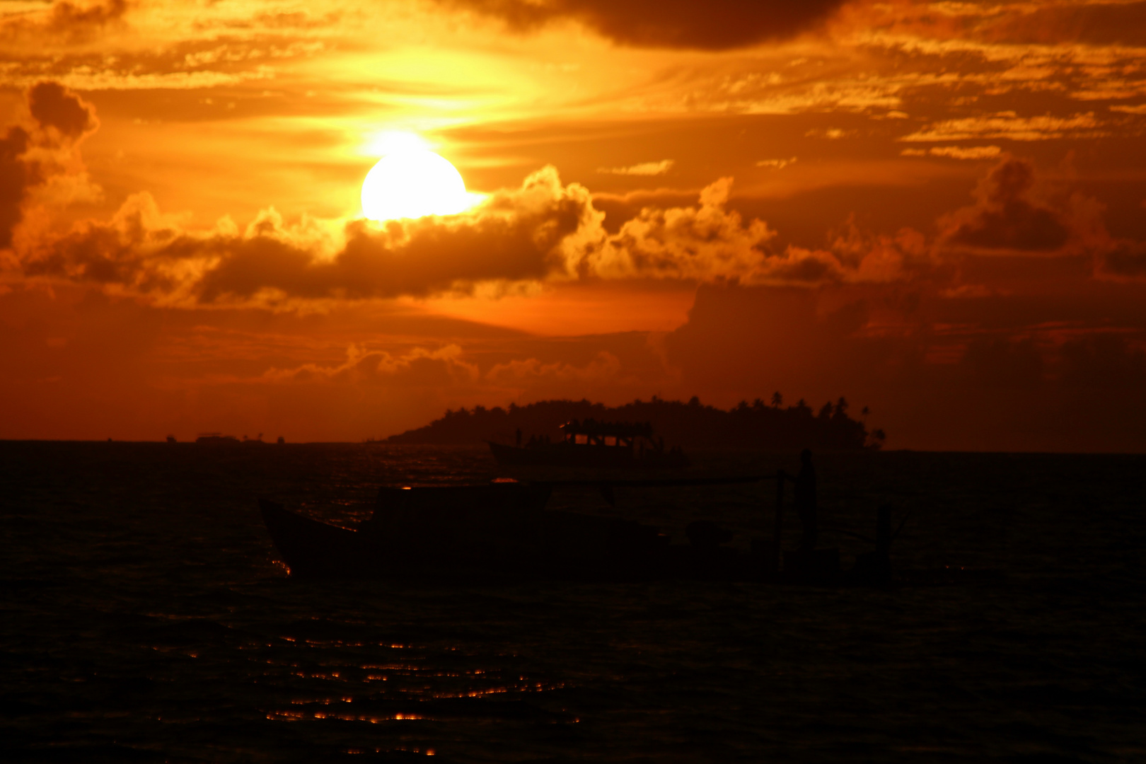 Reger Schiffsverkehr kurz vor Sonnenuntergang.