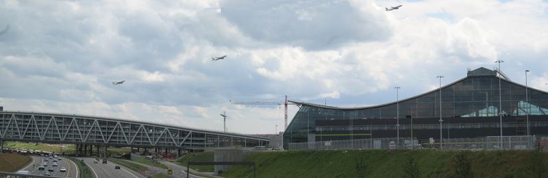 Reger Startbetrieb auf dem Flughafen Stuttgart zu Pfingsten....