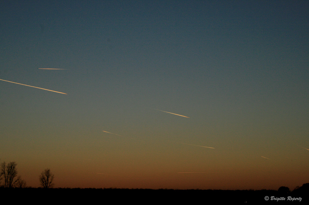 Reger Verkehr am Abendhimmel