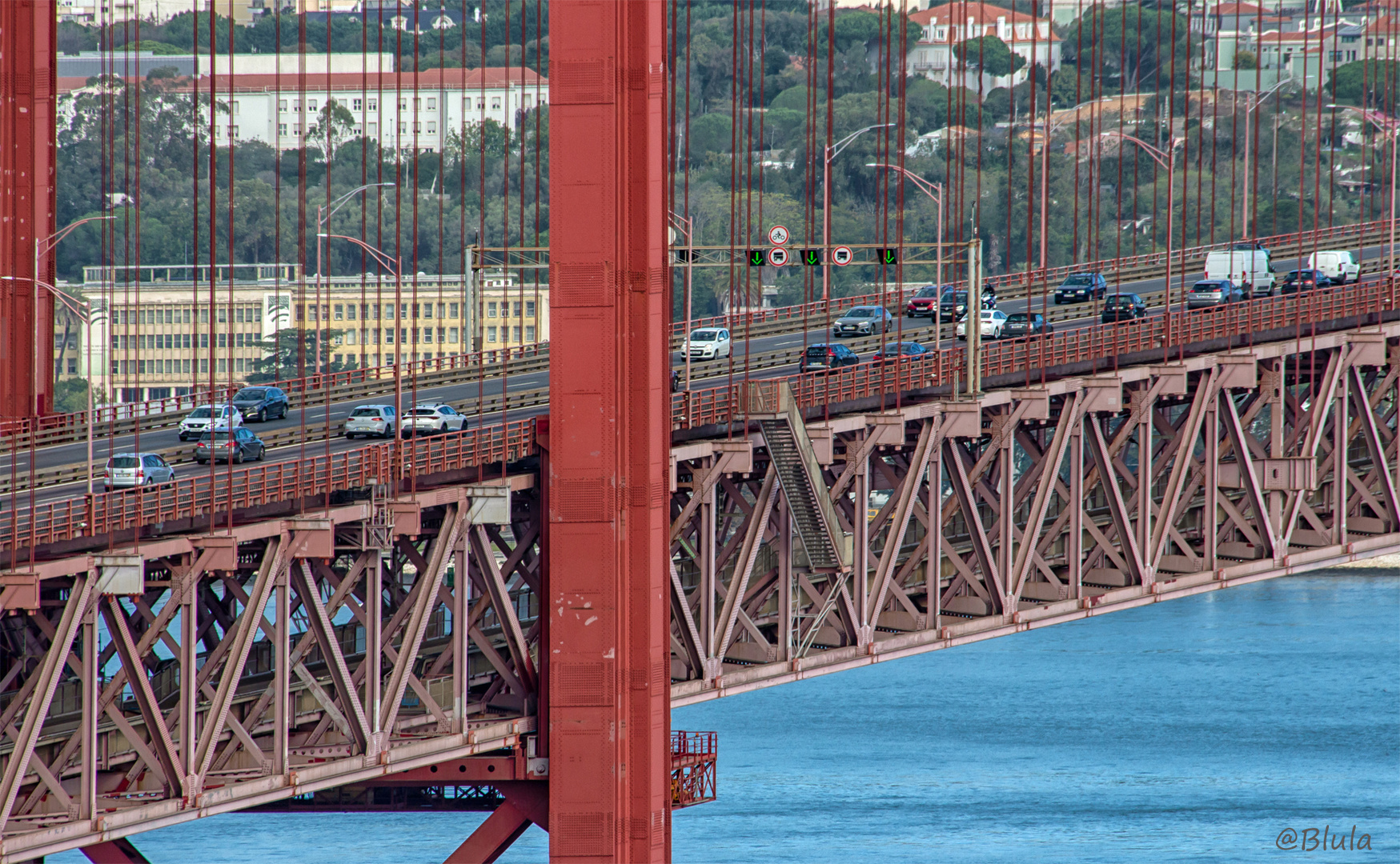 Reger Verkehr auf der Ponte 25 de Abril