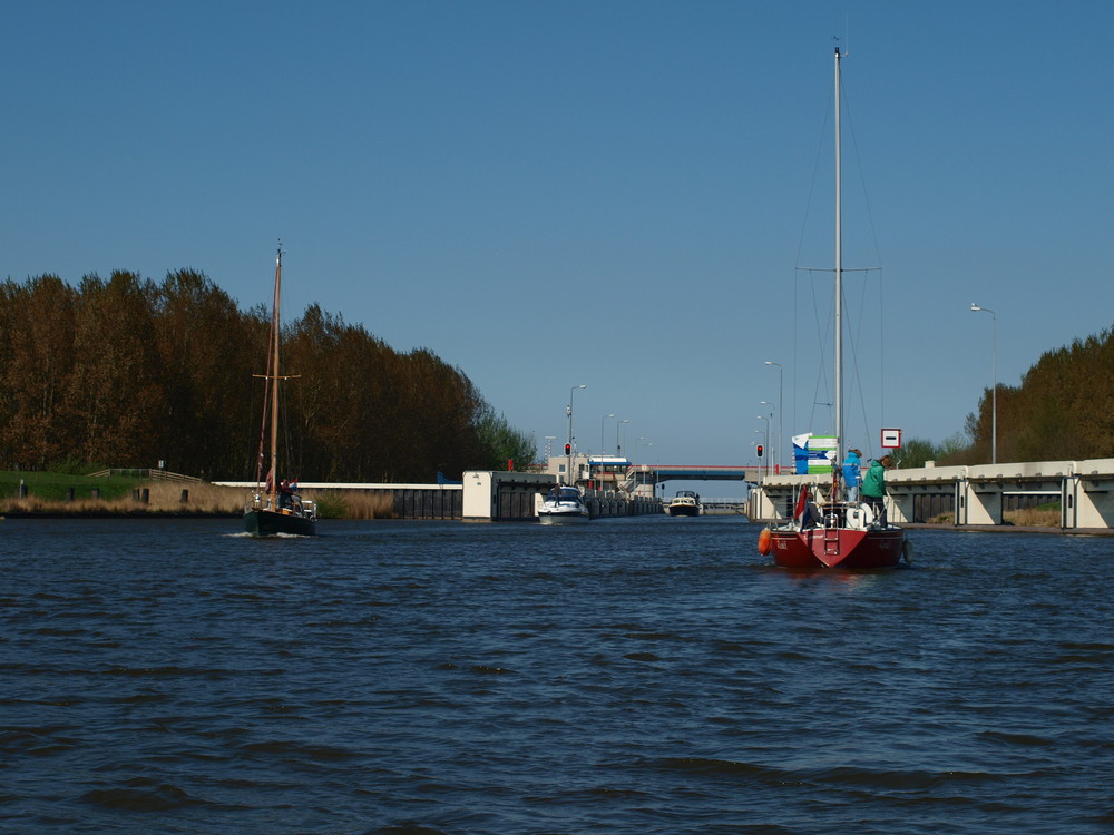 Reger Verkehr vor der Schleuse......