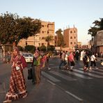 .. reges Leben auf der Corniche von Luxor...