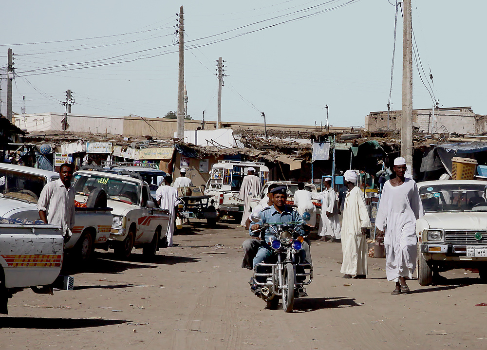 Reges Leben herrscht auf den Straßen in der Stadt Kerma im nördlichen Sudan...