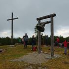 Reges treiben am Gipfelkreuz vom Gerzkopf