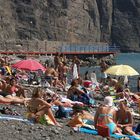 Reges Treiben am Strand von Puerto de las Nieves