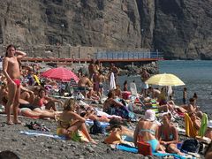 Reges Treiben am Strand von Puerto de las Nieves