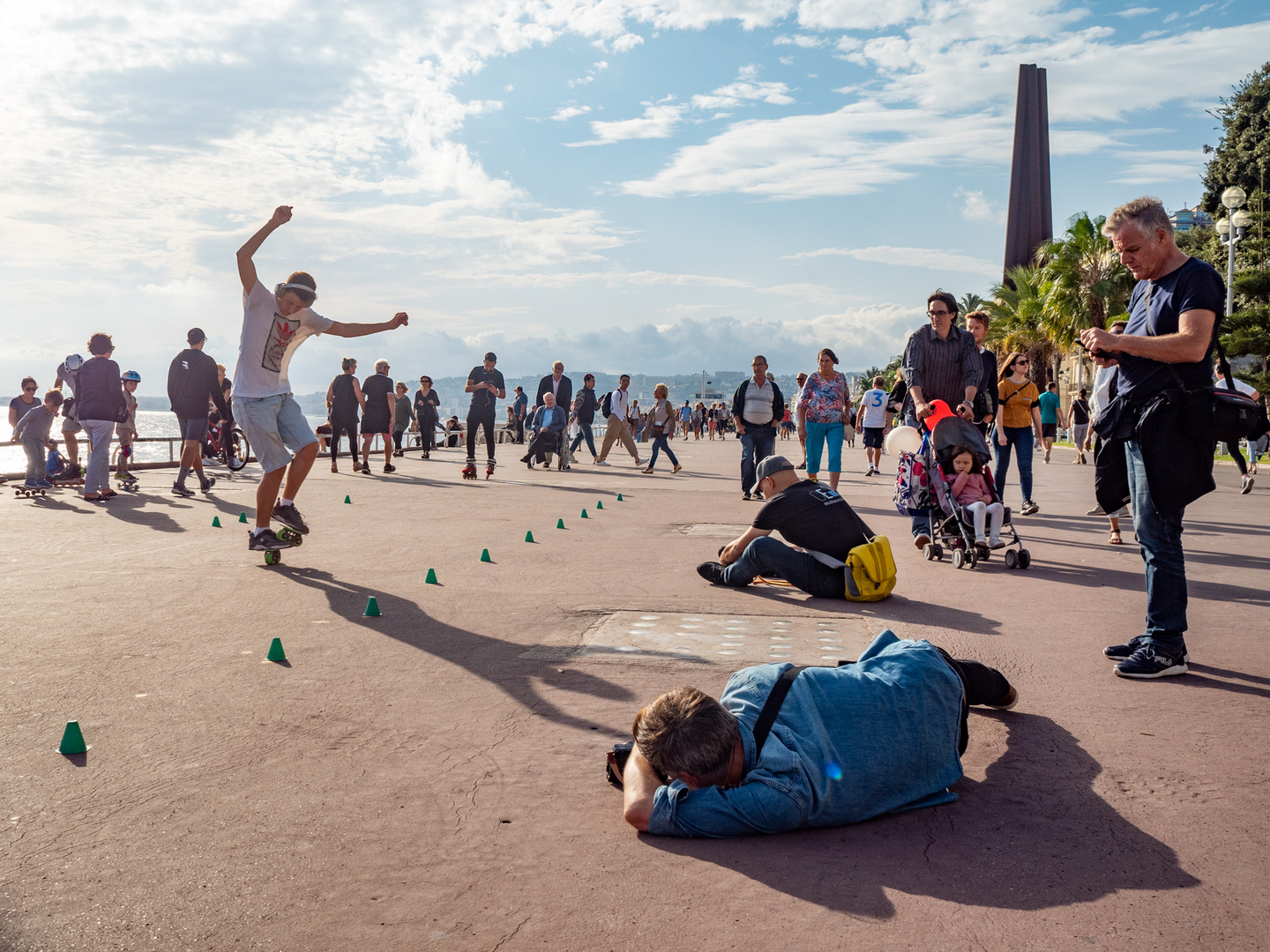 Reges Treiben an der Promenade des Anglais am Wochenende 