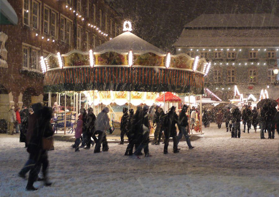 reges Treiben auf dem Weihnachtsmarkt ......