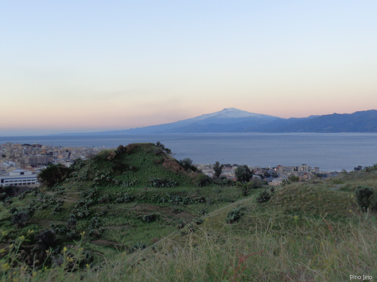 Reggio Calabria - vista dall'alto con l'Etna da sfondo