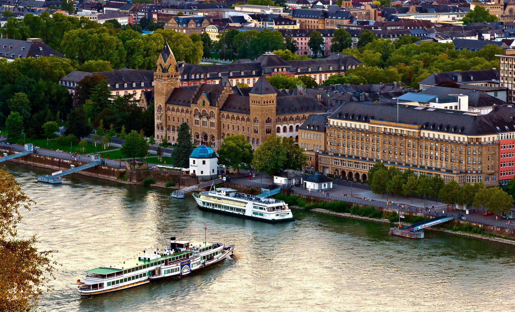 Regierungsgebäude und Koblenzer Hof, Rheinanlagen Koblenz