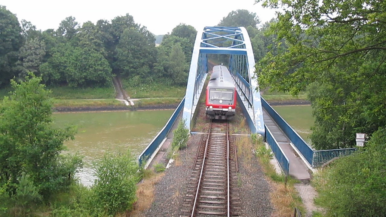 Regionalbahn auf Brücke über Kanal