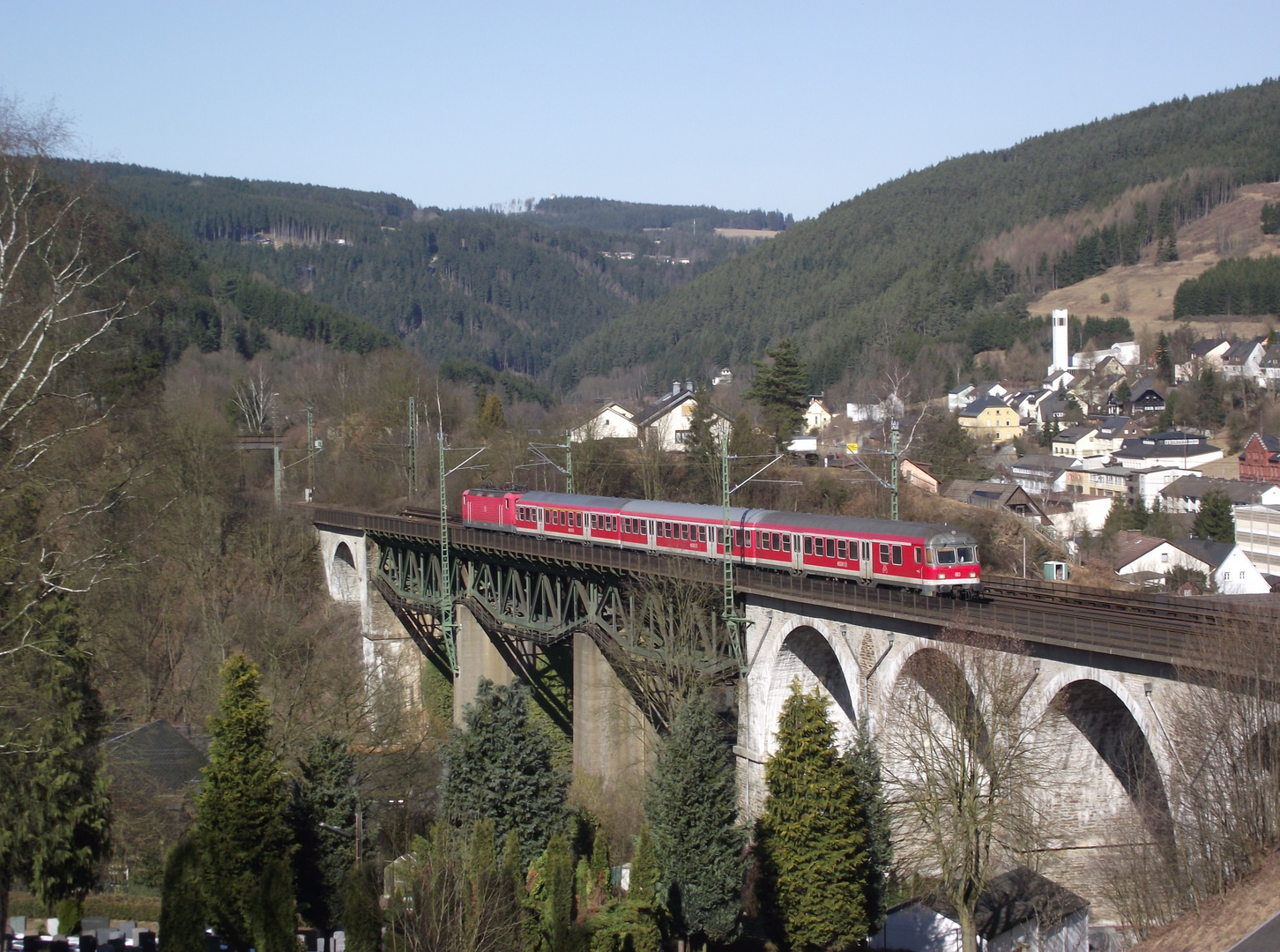 Regionalbahn auf dem Trogenbachviadukt