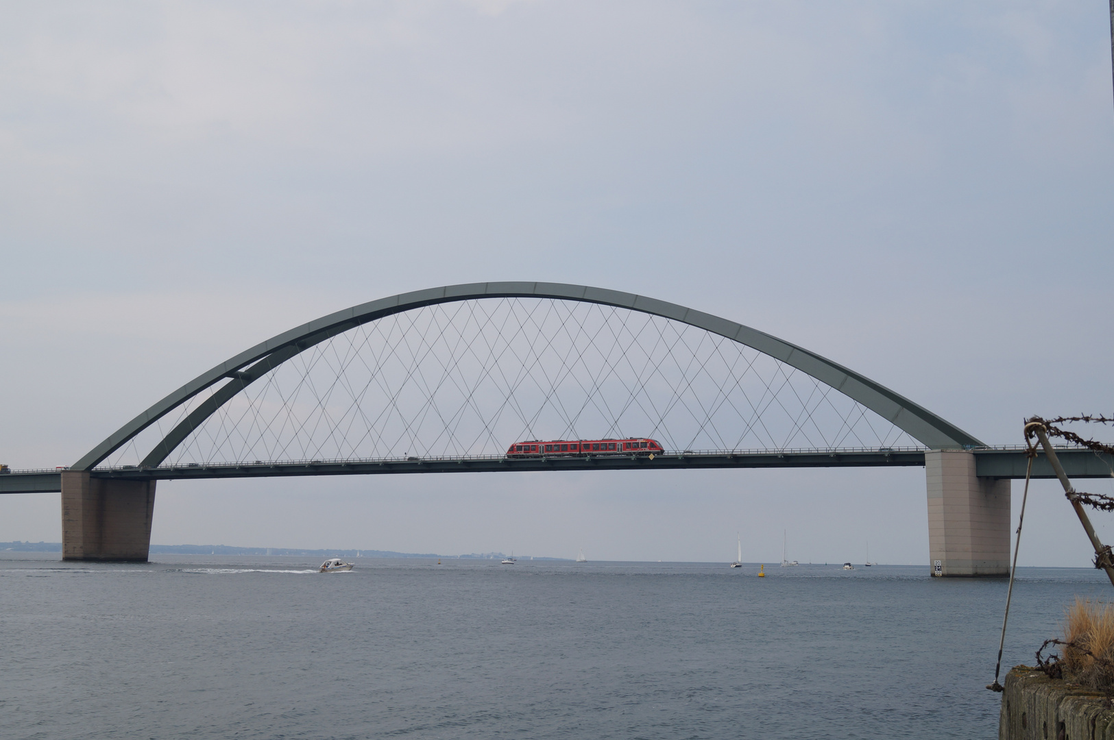 Regionalbahn auf der Fehmarnsundbrücke 2013