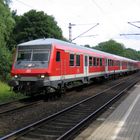 Regionalbahn fährt und hält in Prisdorf