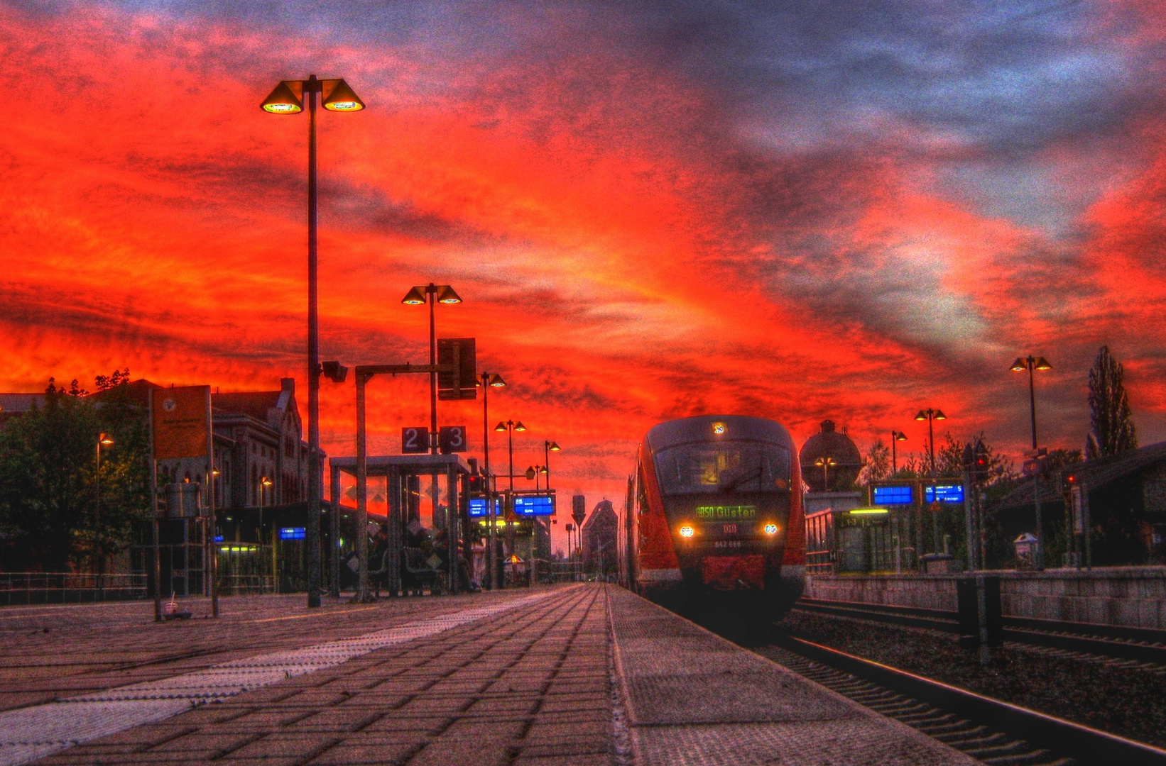 Regionalbahn im Bahnhof Aschersleben (Deutschland, Sachsen-Anhalt) in der Abenddämmerung