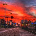 Regionalbahn im Bahnhof Aschersleben (Deutschland, Sachsen-Anhalt) in der Abenddämmerung