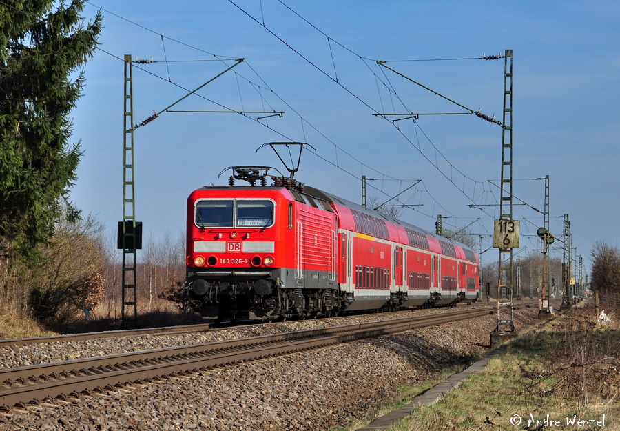 Regionalbahn im Sonnenschein