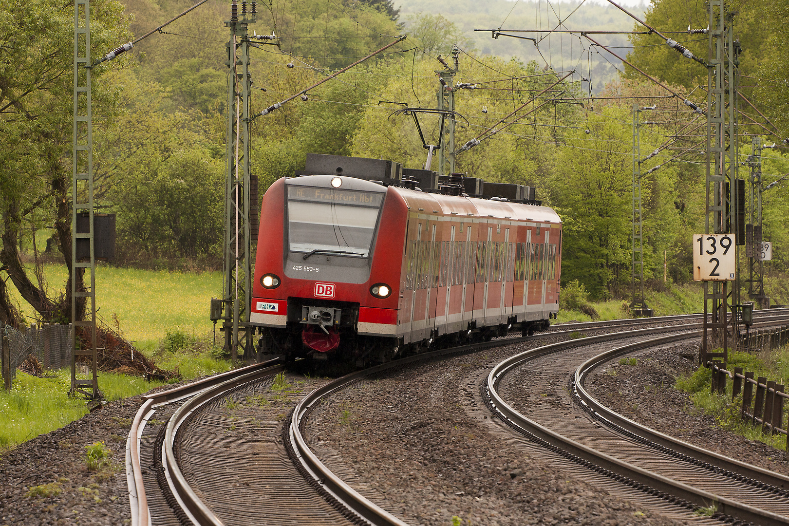 Regionalbahn in Richtung Frankfurt am Bahnhof Katzenfurt