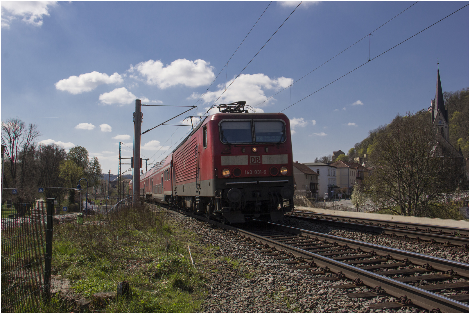 Regionalbahn mit der Lok 143 831-6