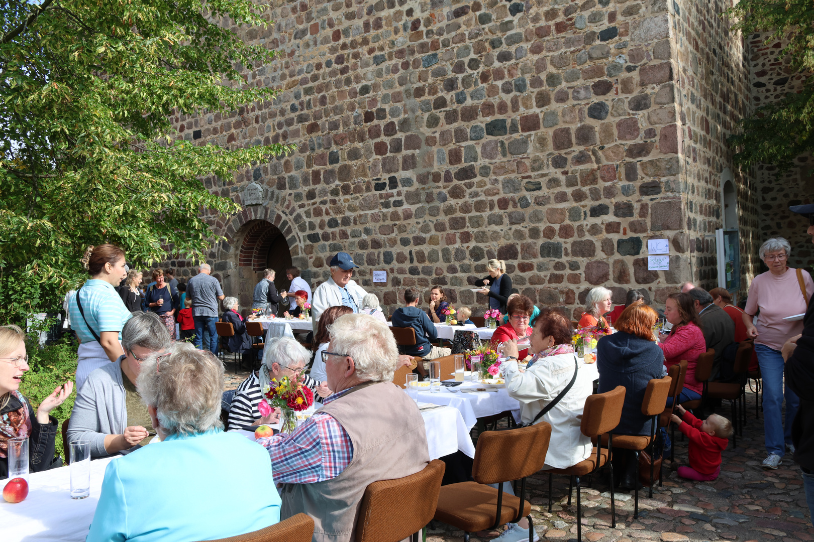 regionales Festessen am Fuße der Kirche