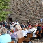 regionales Festessen am Fuße der Kirche