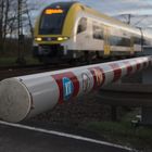 Regionalexpress an einer Bahnschranke