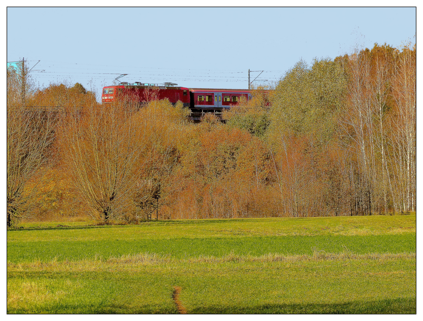 Regionalexpress auf der Eisenbahnbrücke