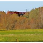 Regionalexpress auf der Eisenbahnbrücke