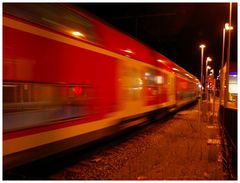 Regionalexpress aus Hannover verläßt den Bahnhof Norden....