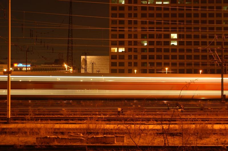 RegionalExpress faehrt in den Dortmunder Hauptbahnhof ein