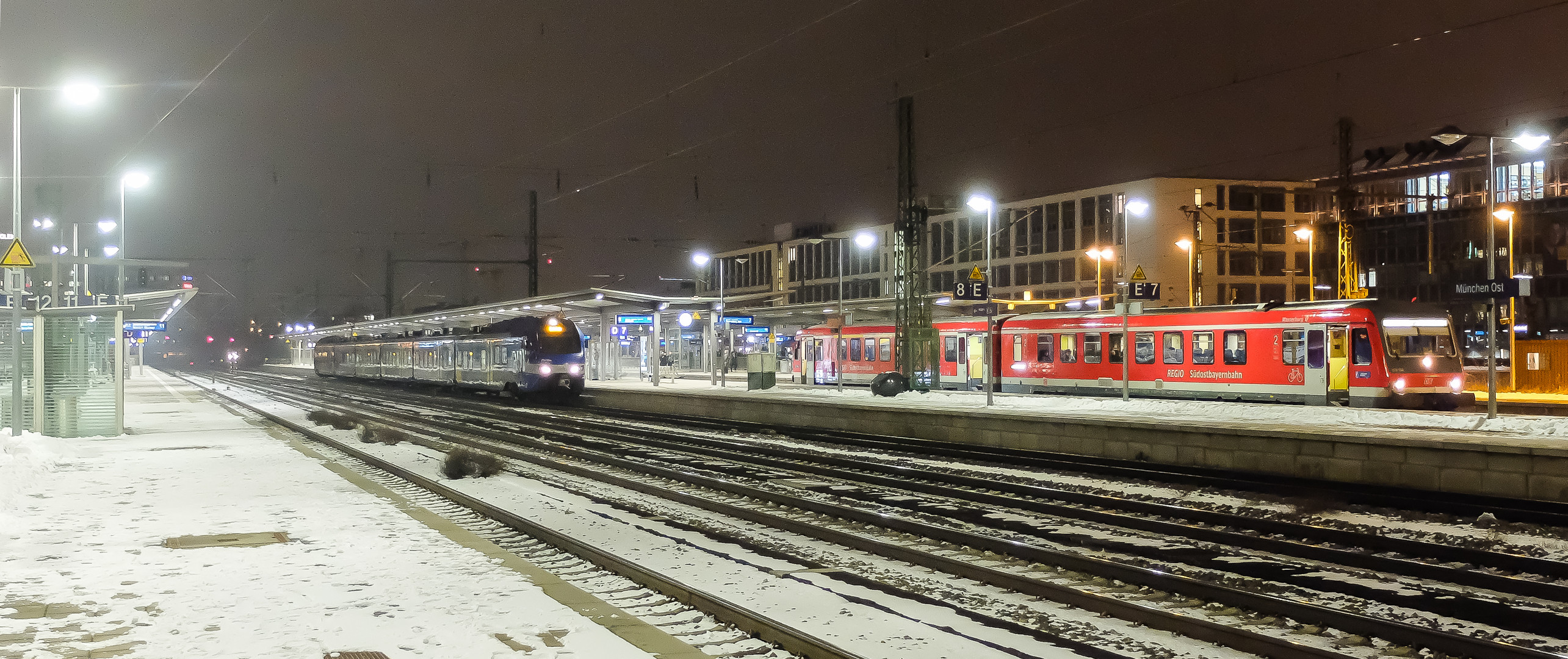 Regionalzüge am Winterabend