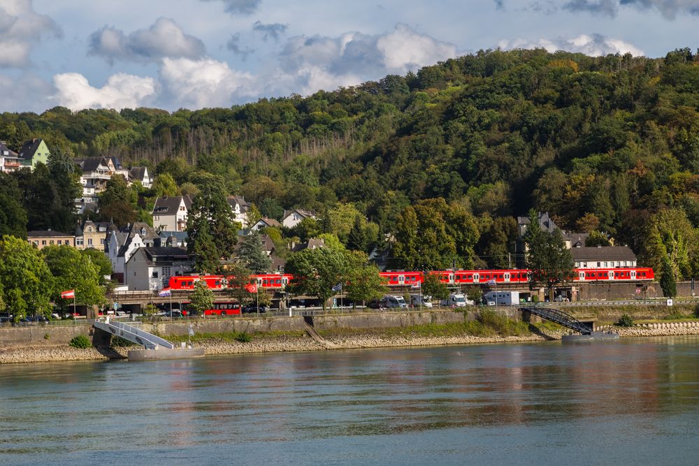 Regionalzug am Rhein bei Linz