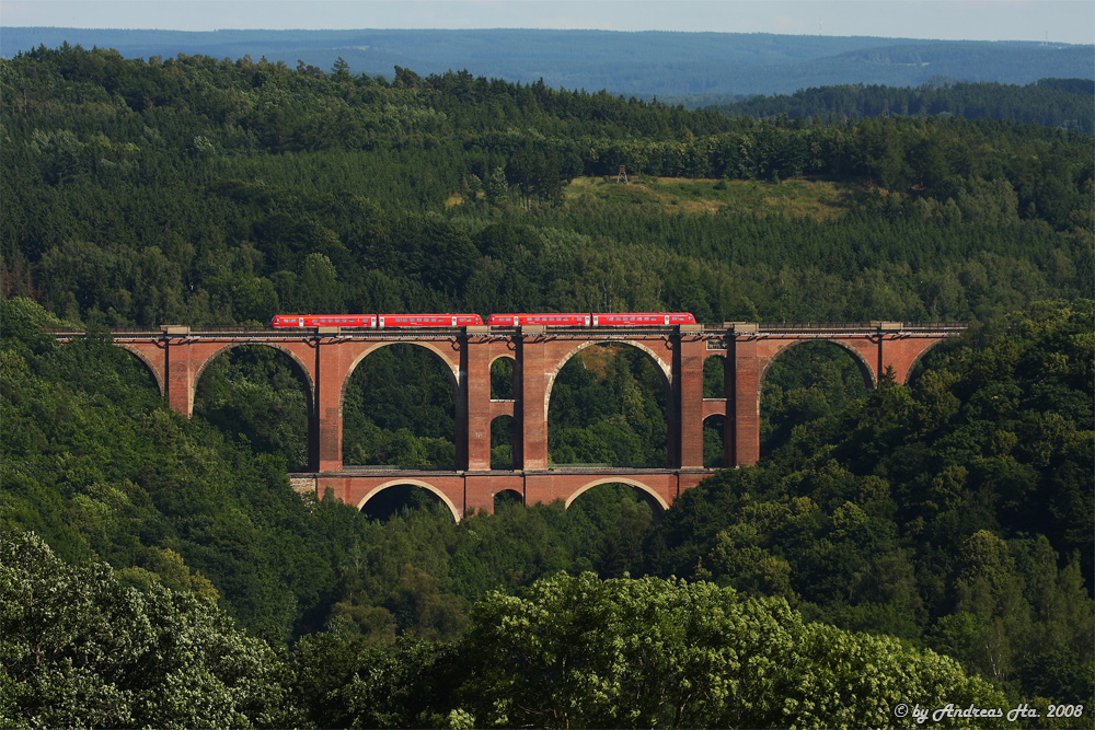 Regionalzug auf der Elstertalbrücke...