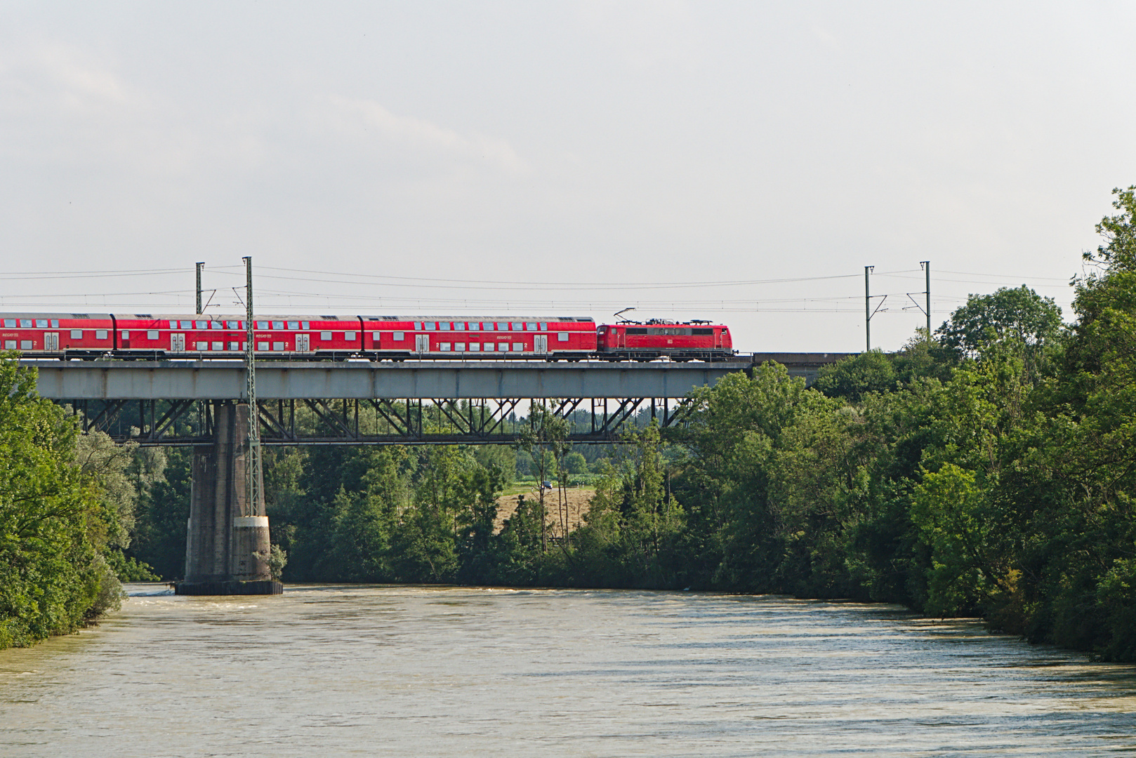 Regionalzug auf der Lechbrücke bei Kaufering