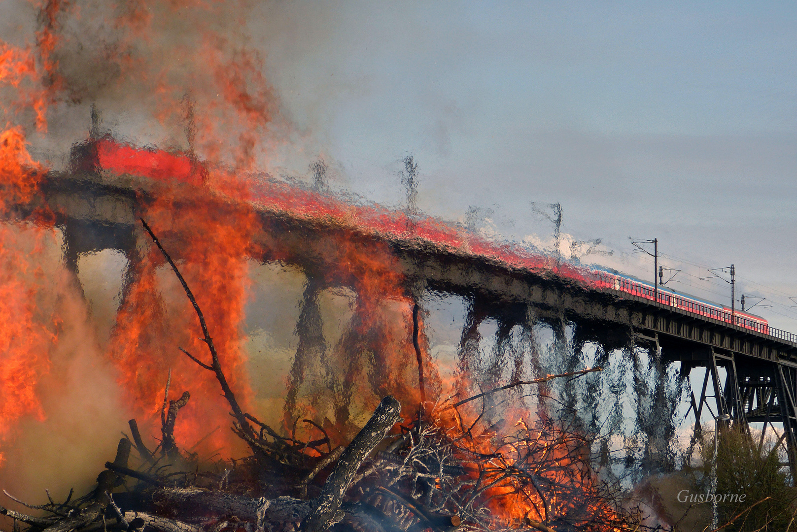 Regionalzug auf der Rendsburger Eisenbahnhochbrücke beim Osterfeuer 2015 gesehen !